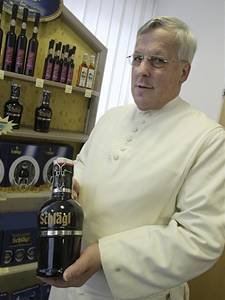 Bratr Marcus Rubasch, hlavní ekonom kláštera v rakouském Schläglu každý den ochutnává novou várku místního piva.