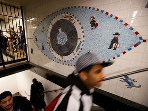 STANICE NEWYORSK�HO METRA na Manhattanu je tak� vyzdobena jeho grafikou.