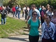Ps� vych�zn�ci u budovy MV